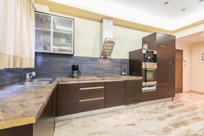 Superior Apartment | Private kitchen | Full-sized fridge, oven, stovetop, coffee/tea maker