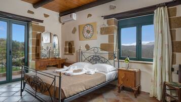 Vila tradicional, 4 quartos | 4 quartos, cofres nos quartos, espaço de trabalho para notebook