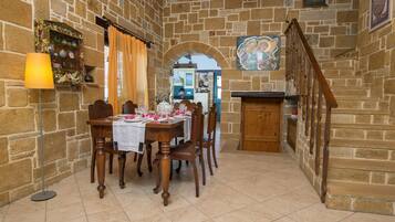 Vila tradicional, 4 quartos | Área de estar | Smart TV, lareira