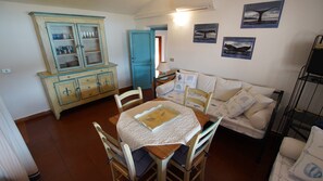Apartamento, 2 quartos | Área de estar | TV de tela plana