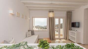 Family Studio Suite | Living area | Flat-screen TV