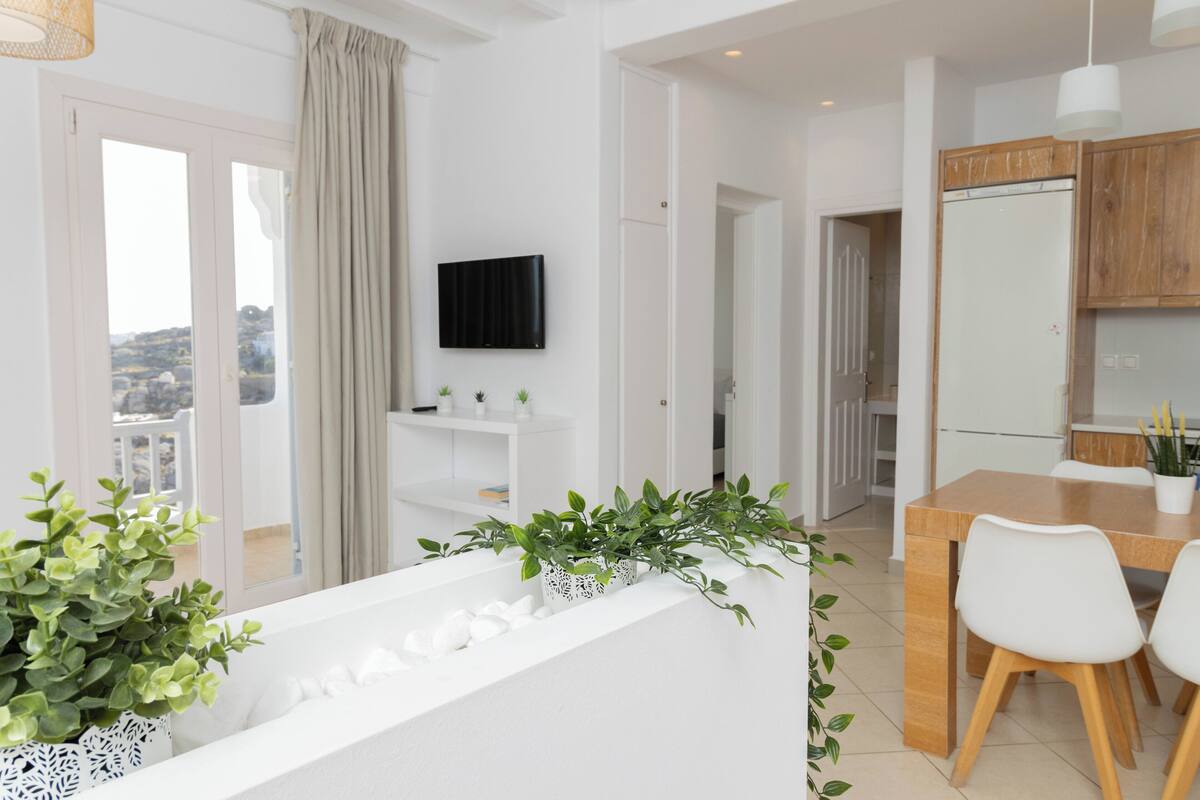 Family Studio Suite | Ruang tamu | TV skrin rata 