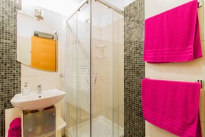 Apartment | Bathroom amenities | Shower, hair dryer, towels, soap - New apartment Lory (Medulin)