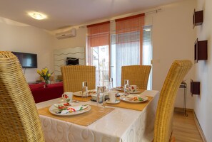 Apartment | Essbereich im Zimmer