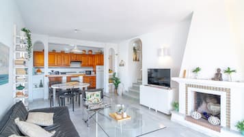 Una televisión, una chimenea