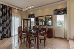 Family Villa, 4 Bedrooms | Living room