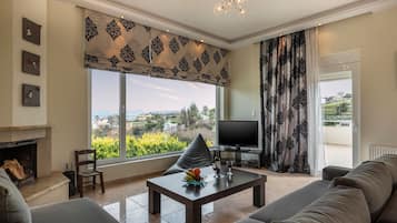 Villa Familiale, 4 chambres | Salle de séjour | TV connectée, cheminée, table de tennis de table