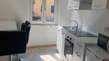 Economy Apartment | Private kitchen | Fridge, stovetop, cookware/dishes/utensils
