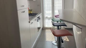 Departamento superior | Cocina privada | Refrigerador, parrilla de estufa y utensilios de cocina