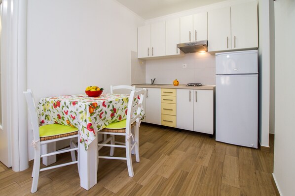 Studio | Eigene Kochnische | Großer Kühlschrank, Herdplatte, Wasserkocher