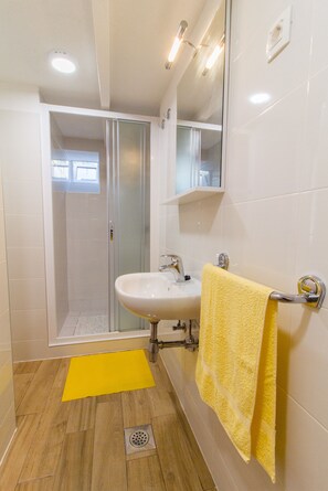 Estudio | Baño | Regadera, secadora de cabello, toallas, jabón 