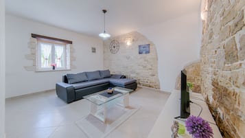 Villa - 2 soveværelser | Opholdsområde | Fladskærms-tv