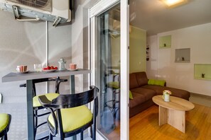 Apartment | Wohnbereich | Flachbildfernseher