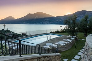 Piscine extérieure (ouverte en saison), chaises longues