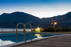 Piscina externa sazonal, espreguiçadeiras