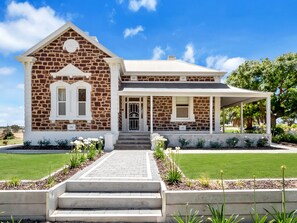 Exterior - 'Mattschoss House c1890' Modern Farm House - Central location (Nuriootpa)