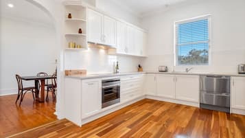 Refrigerador, microondas, horno y lavavajillas