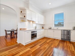 Fridge, microwave, oven, dishwasher - 'Mattschoss House c1890' Modern Farm House - Central location (Nuriootpa)