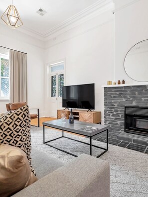 TV, fireplace - 'Mattschoss House c1890' Modern Farm House - Central location (Nuriootpa)