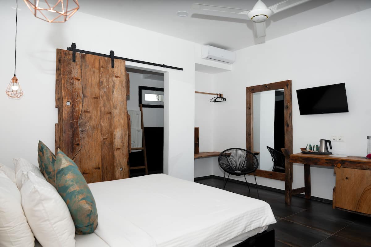 Kamar Deluks | 1 kamar tidur, seprai premium, brankas, dan meja kerja