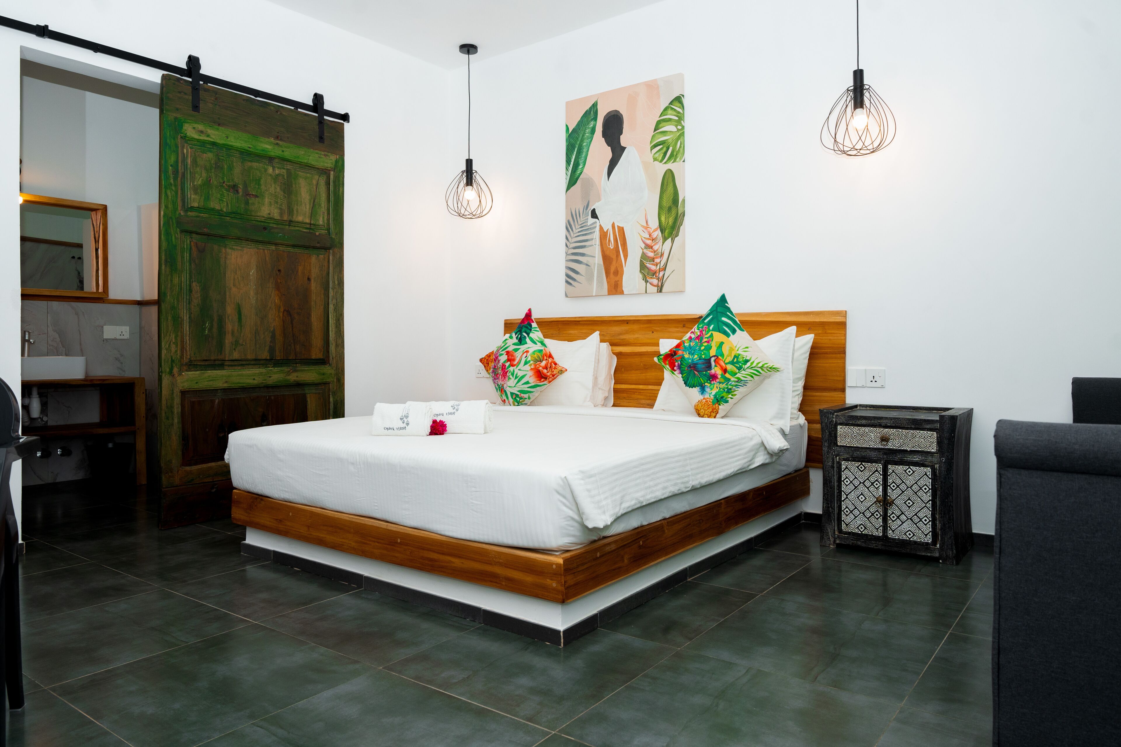 Chambre Confort | Literie de qualité, coffre-fort, bureau, rideaux d’obscurcissement