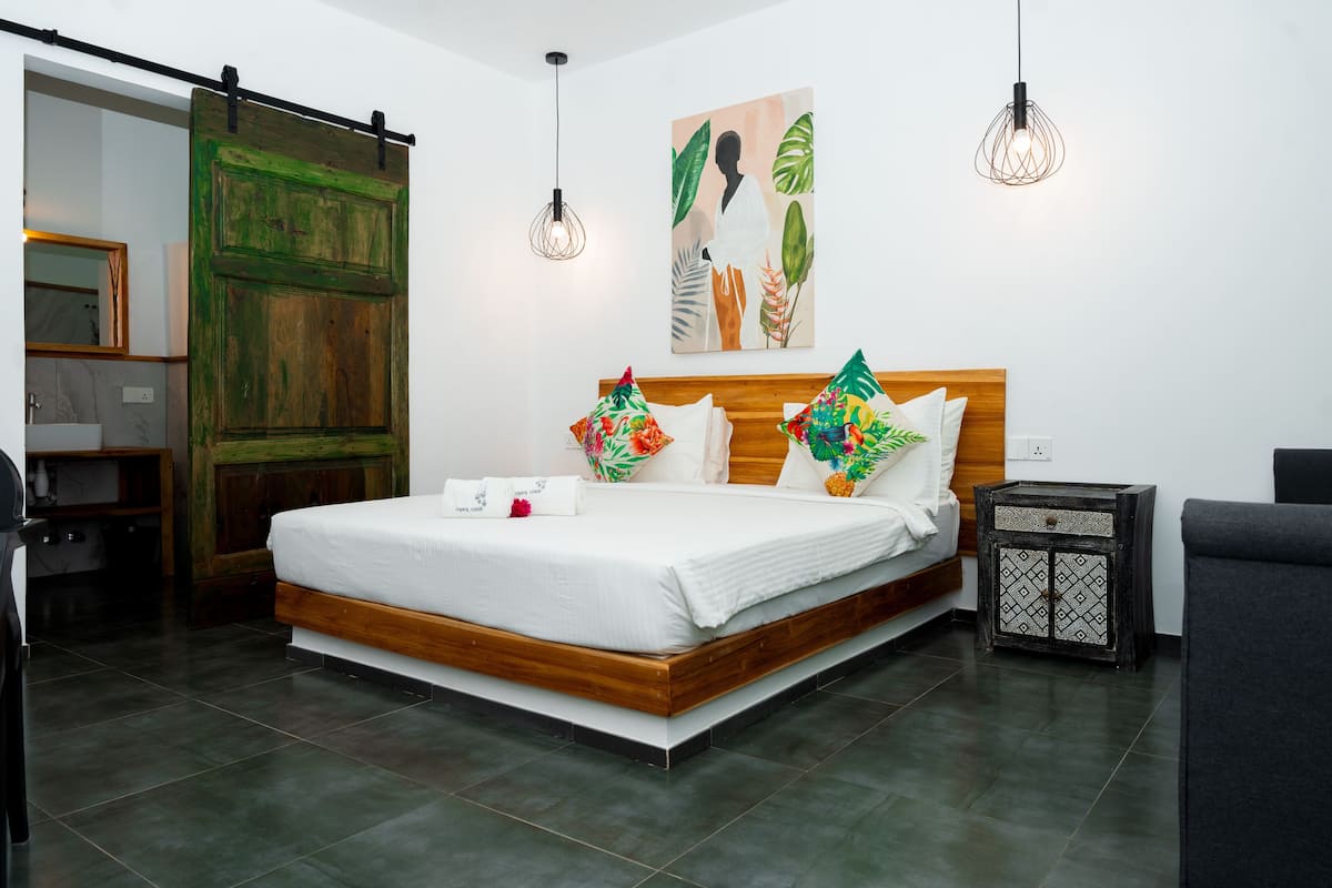 Comfort Room | Premium bedding, in-room safe, desk, blackout curtains