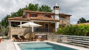 A two-story house with a swimming pool, stone exterior, and a balcony with a white fence. - Holiday house Matija with a pool (Svetvincenat)