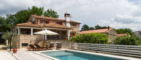 Piscine extérieure (ouverte en saison), parasols de plage