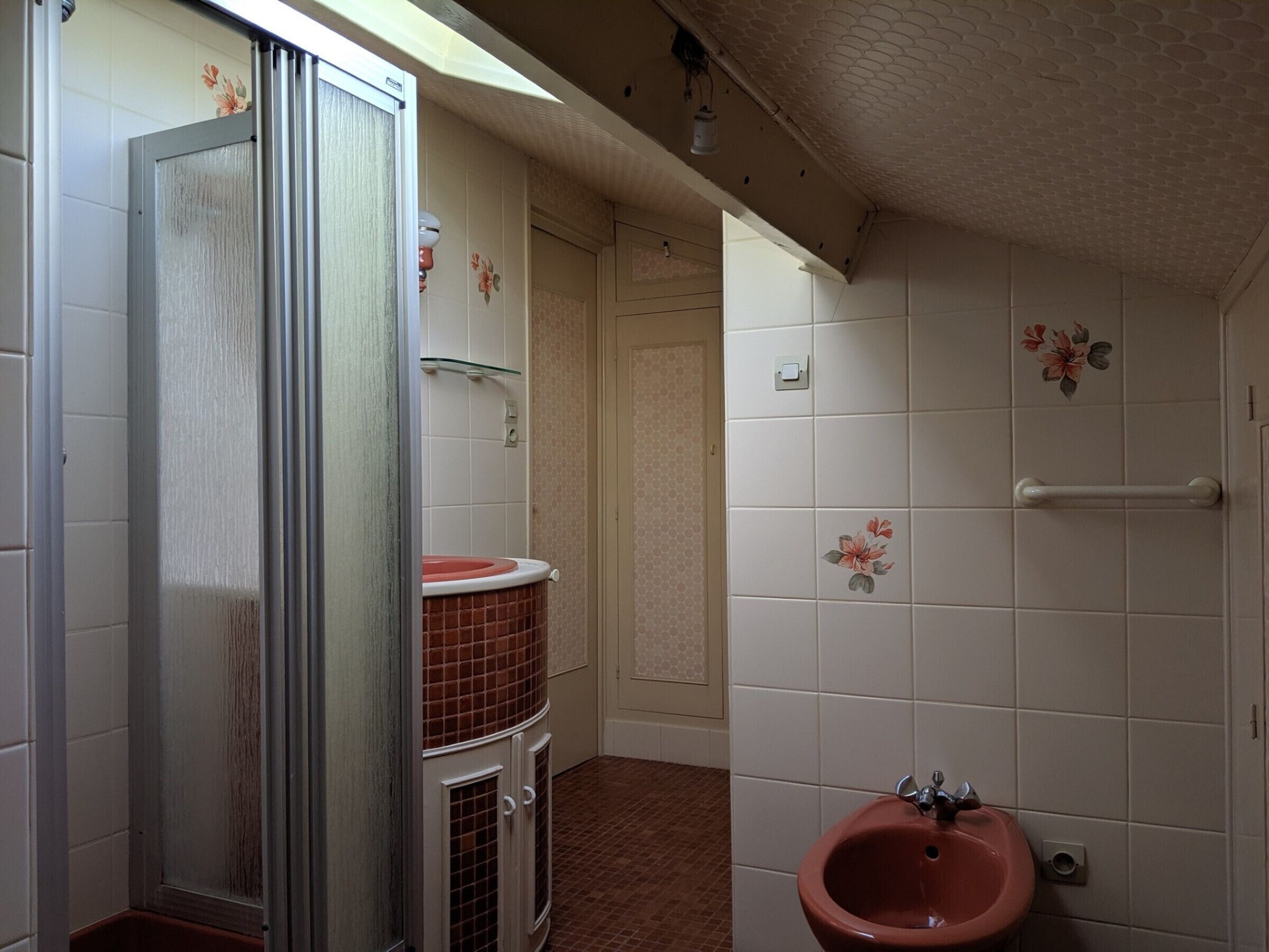 Un baño con ducha, lavamanos e inodoro.