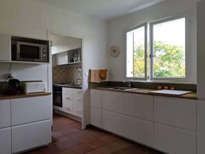 Fridge, microwave, oven, stovetop - Charming 3-Star Beach House, Ideal for Families, with Garden and Parking (Hendaye)