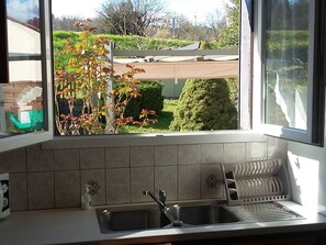 Fridge, microwave, oven, stovetop - Town house in Sarlat with enclosed garden close to town and 1 car parking space (Sarlat-la-Canéda)