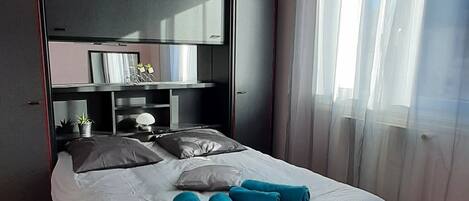 3 عدّة غرف نوم ومكواة/لوح كي وسرير سفر