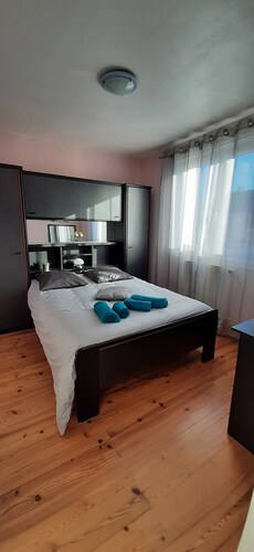 Town house in Sarlat with enclosed garden close to town and 1 car parking space