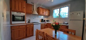 Fridge, microwave, oven, stovetop - Town house in Sarlat with enclosed garden close to town and 1 car parking space (Sarlat-la-Canéda)