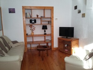 Téléviseur, table de baby-foot