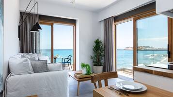 Apartamento superior, vista para o mar | Área de estar | Smart TV