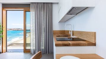 Appartement Supérieur, vue mer | Cuisine privée | Réfrigérateur, plaque de cuisson, bouilloire électrique