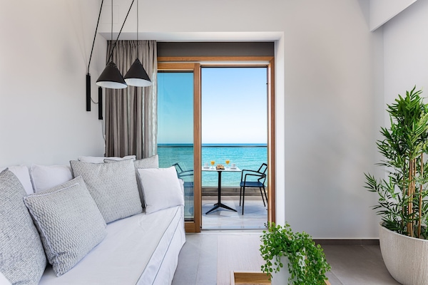 Superior Apartment, Sea View | Living area