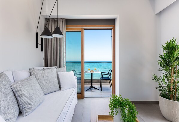 Apartamento superior, vistas al mar | Zona de estar | Una Smart TV