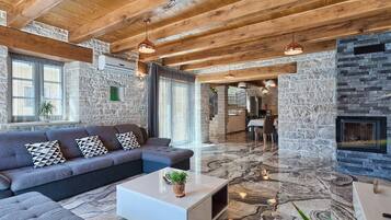 Villa, 5 soverom | Oppholdsområde | Flatskjerm-TV