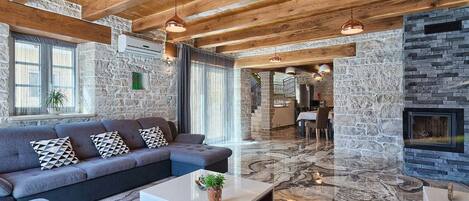 Villa, 5 soverom | Oppholdsområde | Flatskjerm-TV