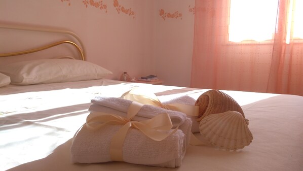 2 bedrooms, desk, iron/ironing board, WiFi