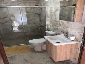 Shower, rainfall showerhead, free toiletries, hair dryer - Cesmeli Boutique Hotel (Cesme)
