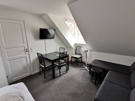 Apartment | Premium bedding, down comforters, pillowtop beds, desk