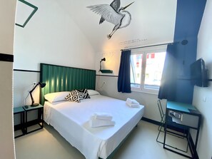 Una cassaforte in camera, una scrivania, postazione laptop