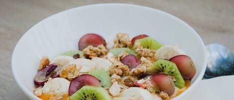 Un bol de céréales avec des fruits et du granola.