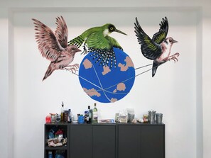 Nevera en la zona común y microondas en la zona común