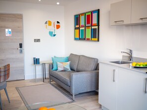 Studio Suite | Private kitchen - Q Square by Supercity Aparthotels (Brighton)