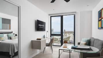 Suite, 1 slaapkamer, balkon, uitzicht op zee | Lakens van Egyptisch katoen, luxe beddengoed, een kluis op de kamer