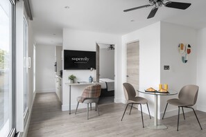 Penthouse, 1 chambre, vue ville | Draps en coton égyptien, literie de qualité supérieure